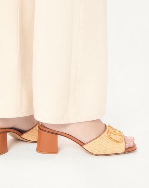 Valentino Garavani - Sandalia Sin Talón Valentino Garavani De Rafia Sintética Con El Vlogo Signature Y Detalles De Cuero De Becerro - Beis - Mujer - Sandalias