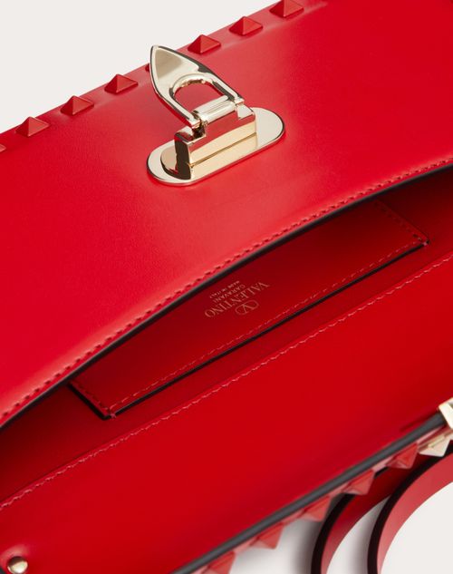 Rockstud E/w Calfskin Handbag for Woman in Rouge Pur