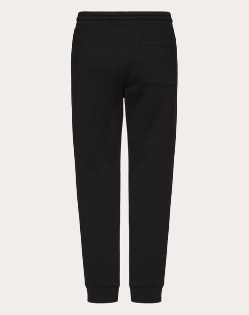 Vロゴ シグネチャーパッチがあしらわれたテクニカルコットン