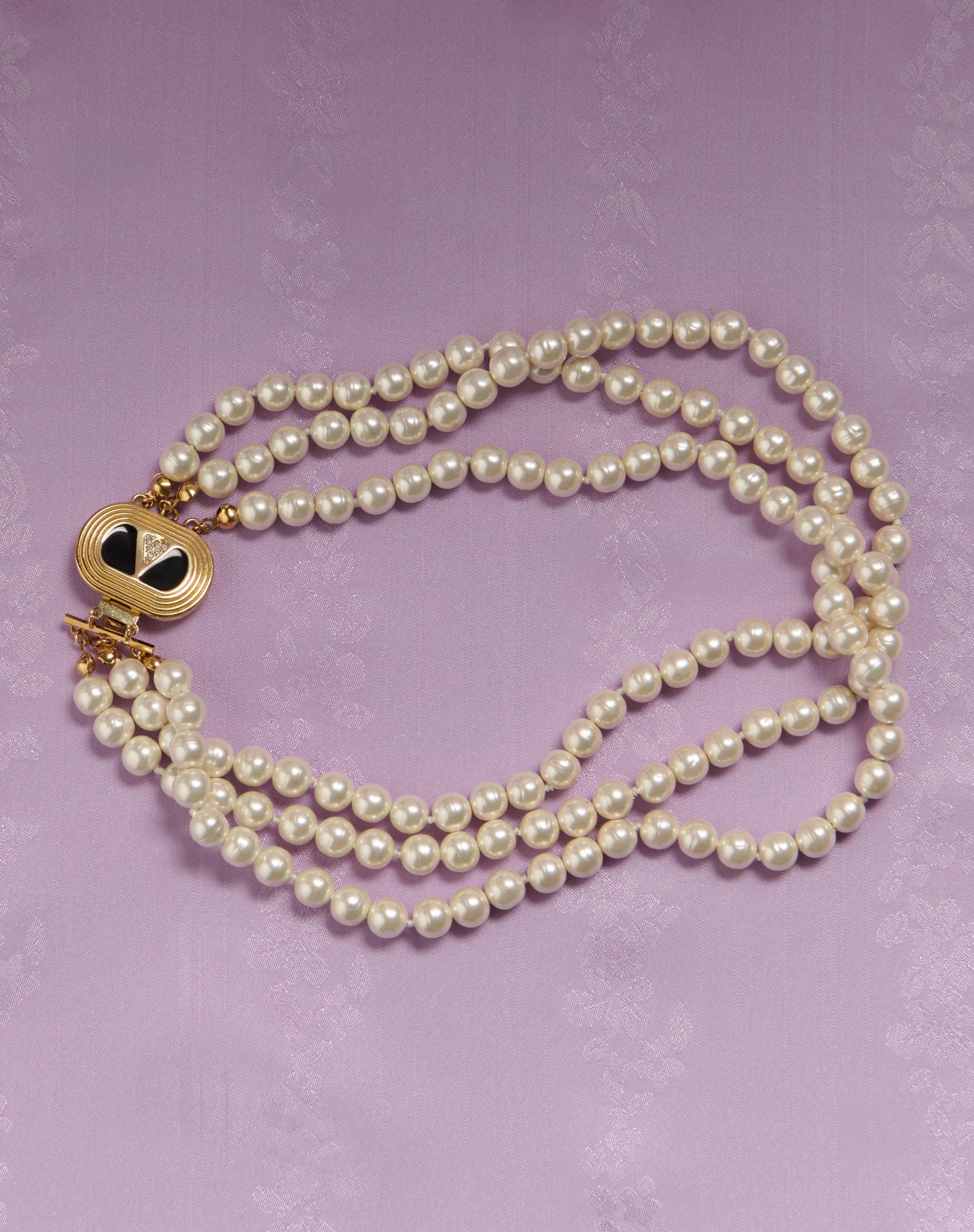 ネックレス・ペンダント VALENTINO GARAVANI OVALETTE NECKLACE WITH SWAROVSKI PEARL Ovalette Metal Necklace With Enamel, Crystal, And Swarovski