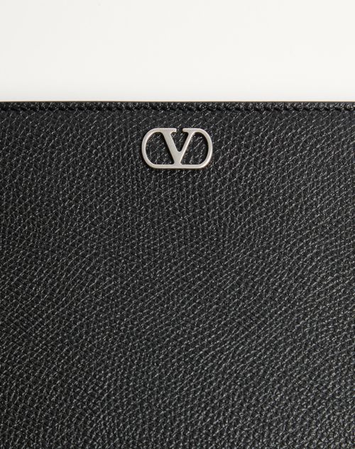 Valentino Garavani - VALENTINO GARAVANI VLOGO SIGNATURE POCHETTE AUS GENARBTEM KALBSLEDER  - Schwarz - Mann - Clutches Und Pochetten