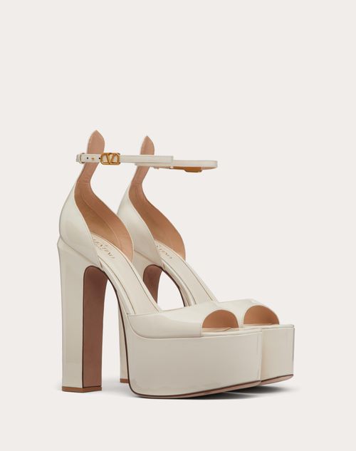 Valentino Garavani - Sandales À Plateau Valentino Garavani Tan-go En Cuir Verni, Talon : 155 mm - Light Ivory - Femme - Chaussures Femme