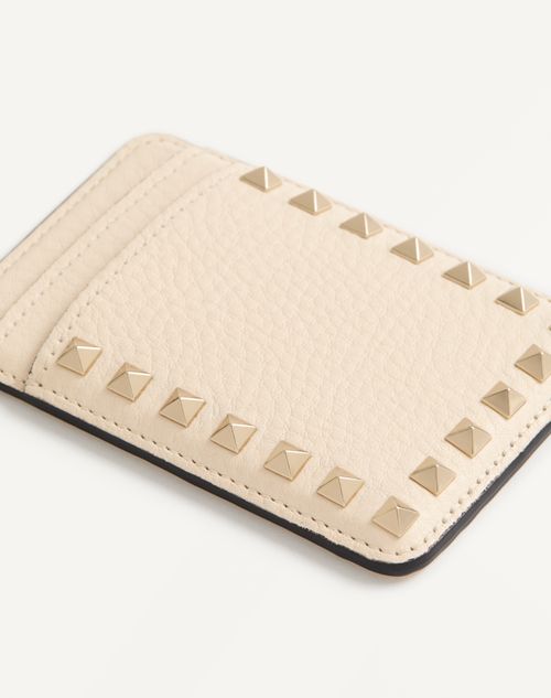 Valentino Garavani - Valentino Garavani Rockstud Magnetic Cardholder In Grainy Calfskin - Ivory - Woman - Wallets And Small Leather Goods