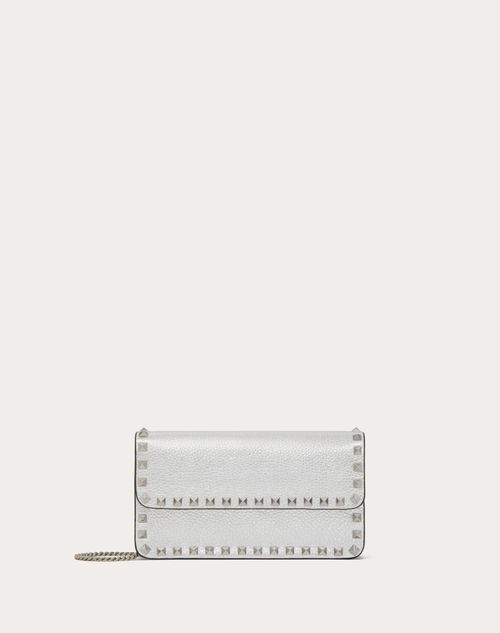 Valentino Garavani - Billetera Rockstud De Cuero De Becerro Graneado Y Metalizado Con Cadena - Plata - Mujer - Bolsos Mini Y Micro