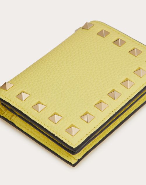 Valentino Garavani - Small Rockstud Grainy Calfskin Wallet - Light Yellow - Woman - Wallets And Small Leather Goods