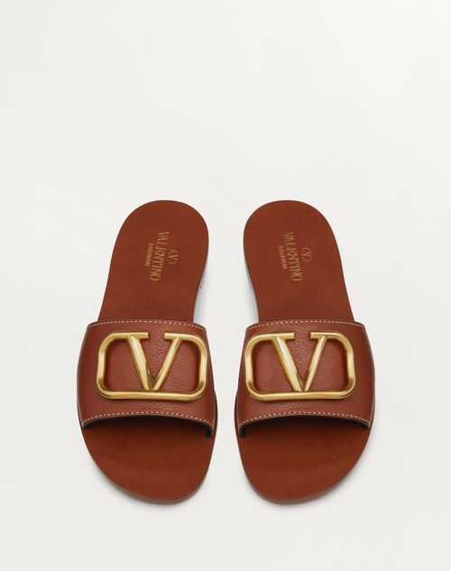 Vlogo signature slide sandal in grainy 2024 cowhide with accessory