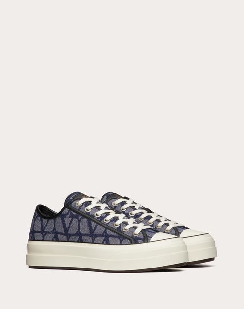 Valentino Garavani - Totaloop Xl Low-top Sneaker In Denim-effect Toile Iconographe Jacquard Fabric - Denim/black - Man - Sneakers