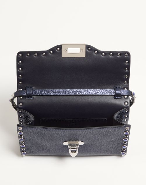 Valentino Garavani - Bandolera Pequeña Valentino Garavani Rockstud De Cuero De Becerro Laminado Con Cabujones - Azul Marino - Mujer - Bolsos De Hombro