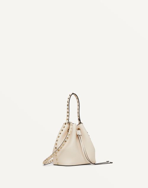 Valentino Garavani - Borsa A Secchiello Rockstud In Vitello Granato - Light Ivory - Donna - Valentino Garavani Rockstud