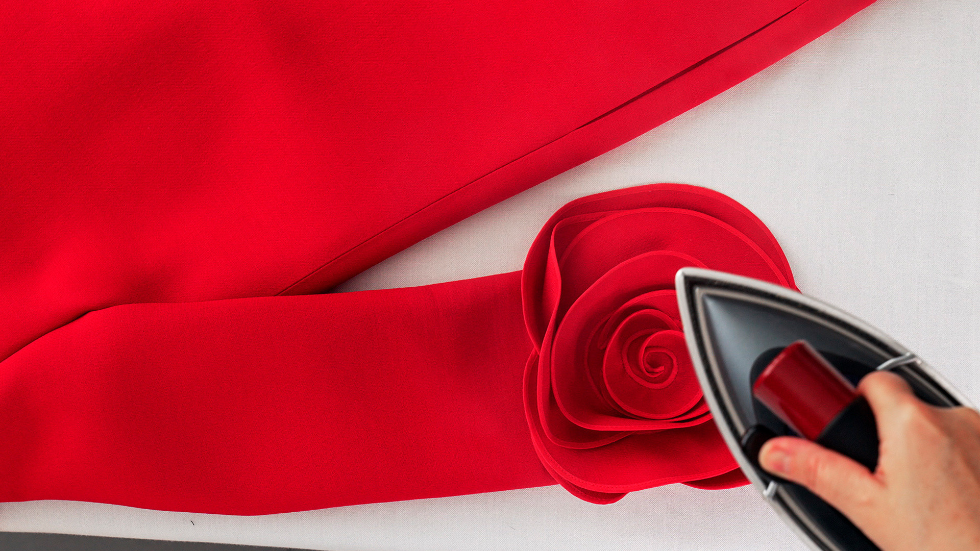 02_Valentino_MakingOf_Rose_3_1920x1080