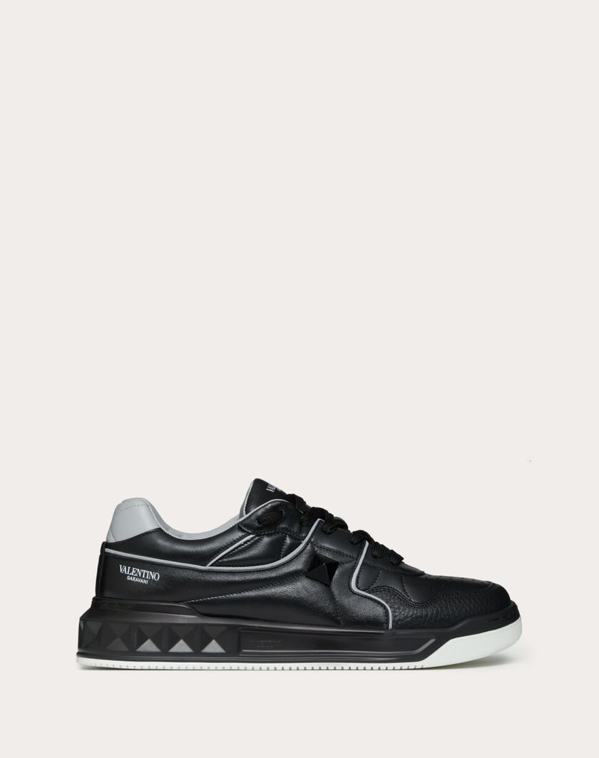 Valentino Handbags Sneaker Low-top One Stud In Nappa per Uomo in Nero/grigio | Valentino IT