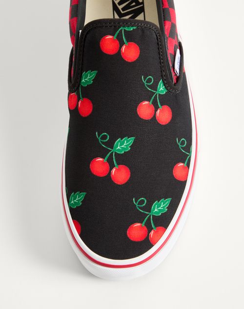 Valentino Garavani - Valentino Garavani Und Vans Slip-on-sneaker Aus Stoff Mit Maxi-cherryfic-print Und Vlogo-schachbrettmuster - Schwarz/ Rot - Mann - Sneaker