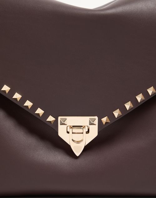 Valentino Garavani - Bolso De Hombro Grande Valentino Garavani Rockstud Maxxing De Cuero De Becerro Liso - Testa Di Moro - Mujer - Bolsos Shopping