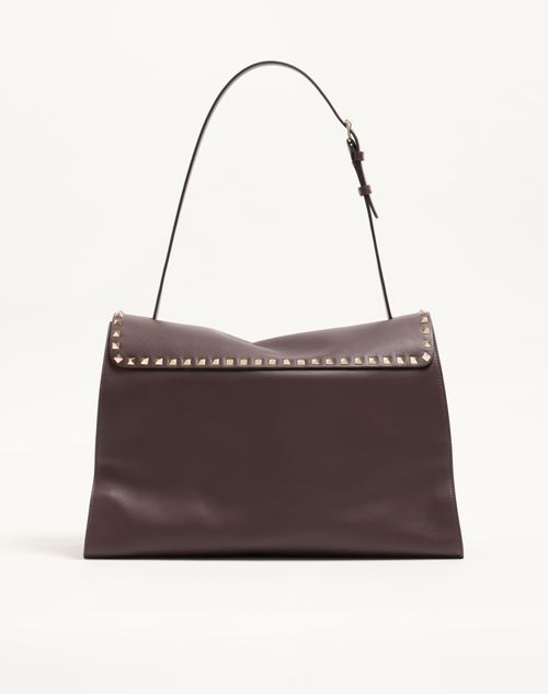 Valentino Garavani - Bolso De Hombro Grande Valentino Garavani Rockstud Maxxing De Cuero De Becerro Liso - Testa Di Moro - Mujer - Bolsos Shopping
