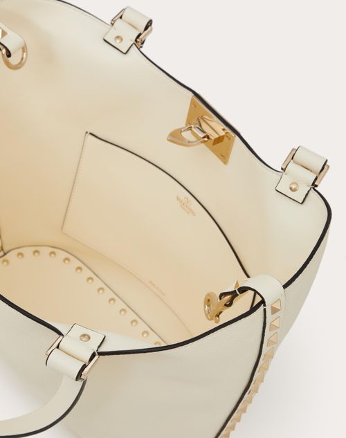 Small rockstud grainy calfskin shopper 2025