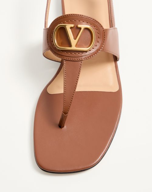 Valentino Garavani - Vlogo Signature Thong Sandal In Calfskin - Tobacco - Woman - Sandals