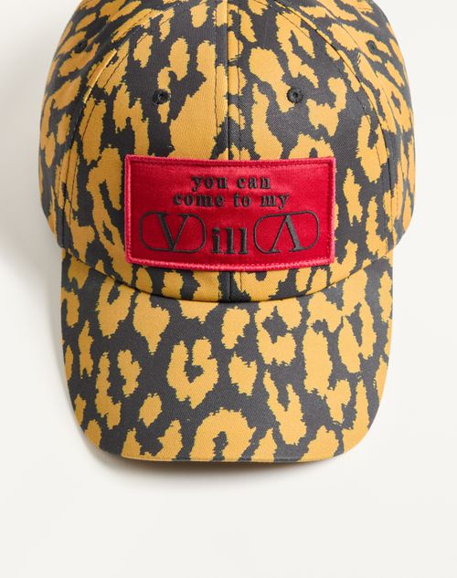 Valentino Garavani - Baseball Cap Valentino Myvilla In Cotone Con Stampa Maculata - Animalier/rosso - Uomo - Cappelli E Guanti