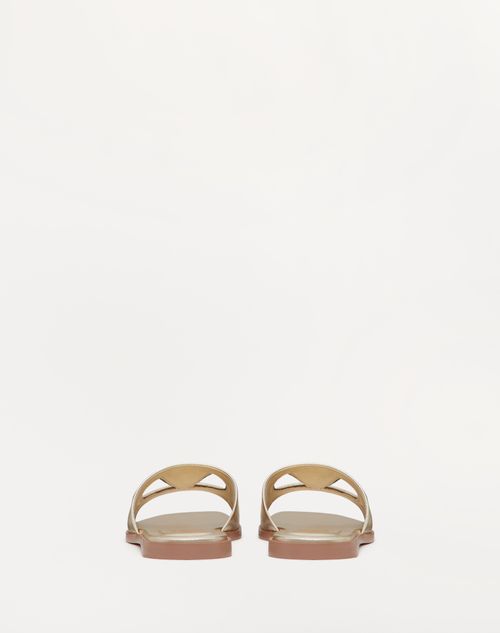 Valentino Garavani - Sandalia Sin Talón De Cuero Napa Laminado Con El Vlogo Calado - Platino/antique Brass - Mujer - Shelf - W Shoes - Summer Vlogo