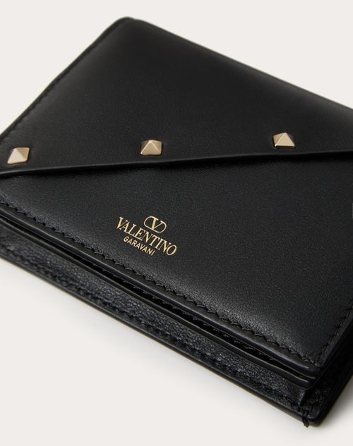 Valentino Garavani - ヴァレンティノ ガラヴァーニ ロックスタッズ ウィスピー カーフスキン スモール ウォレット - ブラック - ウィメンズ - Wallets & Cardcases - Accessories