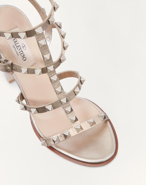 ROCKSTUD METALLIC CALFSKIN LEATHER ANKLE STRAP SANDAL 90 MM