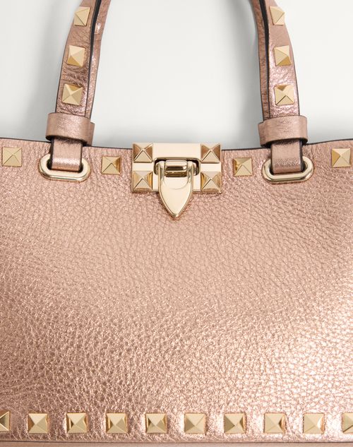 Valentino Garavani - Mini Sac Cabas Rockstud En Cuir De Veau Grainé Laminé - Rose Cannelle - Femme - Pochettes