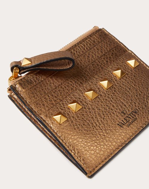 Valentino Garavani - Porte-cartes Rockstud Zippé En Veau Grainé Métallisé - Antique Brass Foncé - Femme - Wallets & Cardcases - Accessories