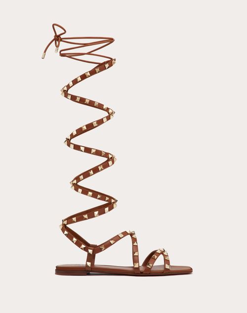 Narkoman beton dessert Rockstud Gladiator Sandal In Calfskin With Straps for Woman in Tan Brown |  Valentino FI