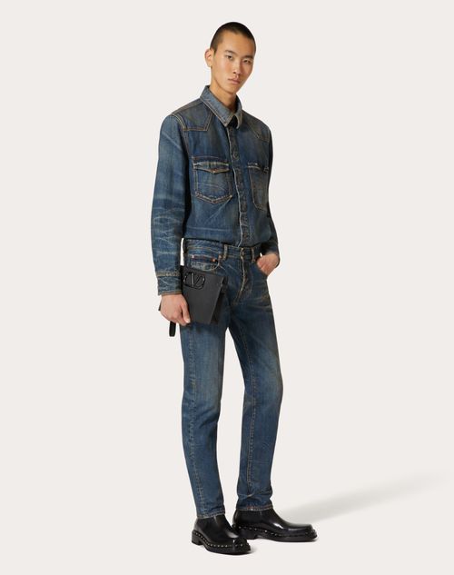 Valentino - Pantalon En Denim Avec Élément V Métallisé - Denim - Homme - Shelf - Mrtw - Pre Ss24 Vdetail+denim Toile Iconographe