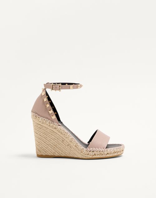 Valentino Garavani - Double Rockstud Grainy Calfskin Wedge Sandal 105 Mm - Poudre - Woman - Espadrilles And Wedges