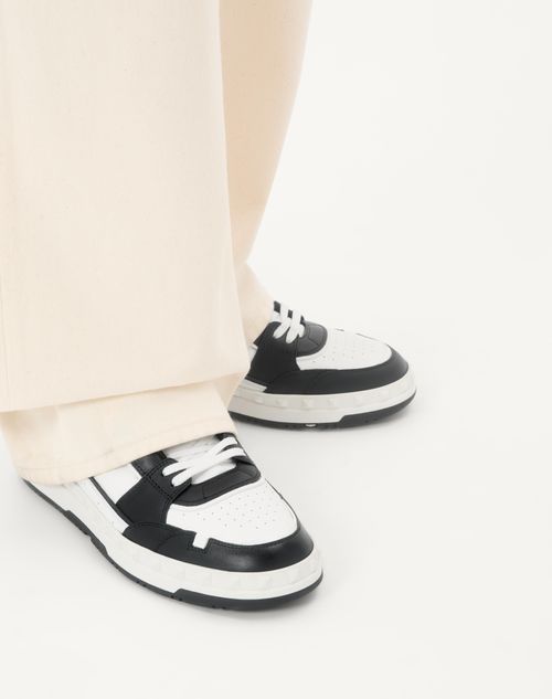 Valentino Garavani - Freedots Low-top Sneaker In Calfskin - Black/white - Man - Sneakers