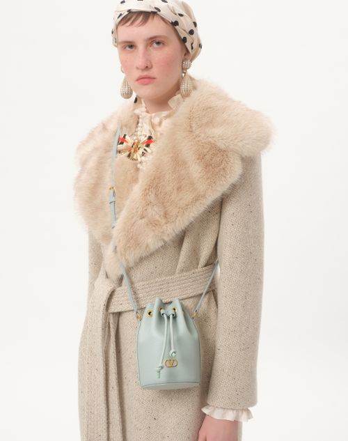 Valentino Garavani - Mini Sac Seau Vlogo Signature En Cuir De Veau Grainé - Ciel Gris - Femme - Sacs Porté Épaule