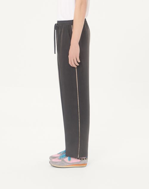 Valentino - Pantalone Valentino In Seta Lavata Con Piping Laterale A Contrasto - Nero - Uomo - Pantaloni E Shorts