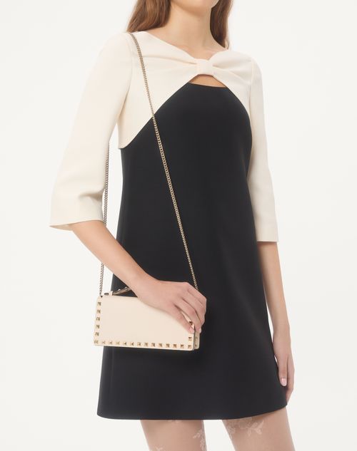 Valentino Garavani - Rockstud Wallet With Chain In Grainy Calfskin - Light Ivory - Woman - Wallets And Small Leather Goods