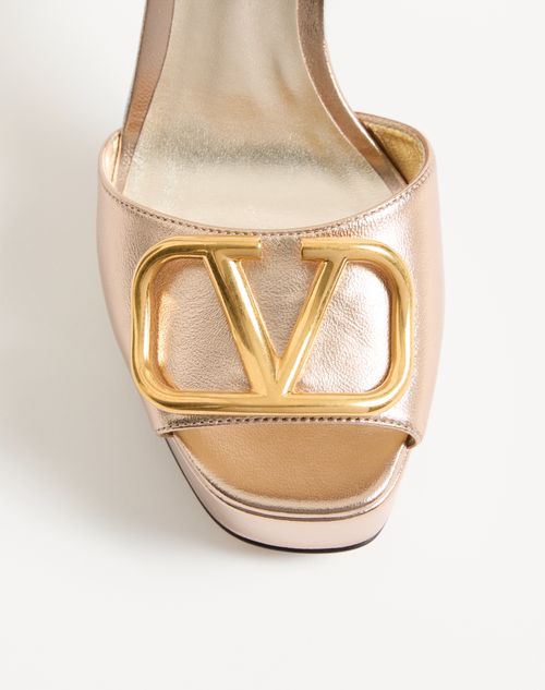 Valentino Garavani - 브이로고 시그니처 라미네이트 나파 가죽 플랫폼 샌들 115mm - 샴페인 - 여성 - Shelf - W Shoes - Summer Vlogo