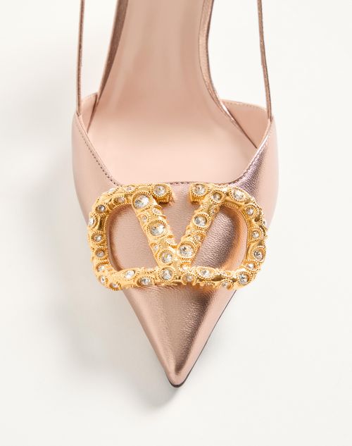 Valentino Garavani - Zapato De Cuero Napa Laminado Con Correa Trasera, Vlogo Signature Y Tacón De 80 mm - Rose Cannelle/cristal - Mujer - Salones