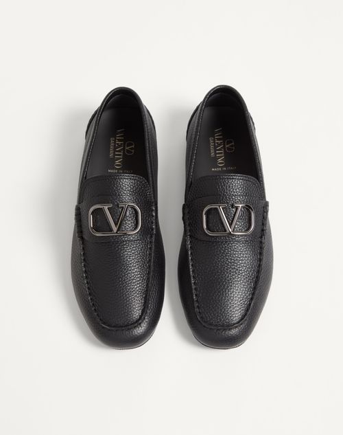 Valentino Garavani - Vlogo Signature Grainy Calfskin Driving Shoe - Black - Man - Loafers And Driver