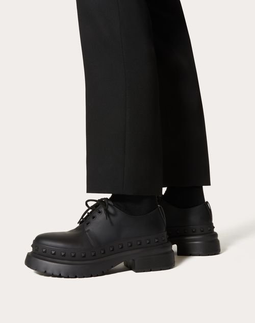 M-way Rockstud Derby In Calfskin for Man in Black | Valentino US