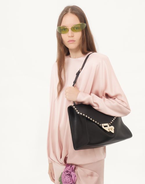 Valentino Garavani - Valentino Garavani Rockstud Maxxing Medium Shoulder Bag In Smooth Calfskin - Black - Woman - Totes