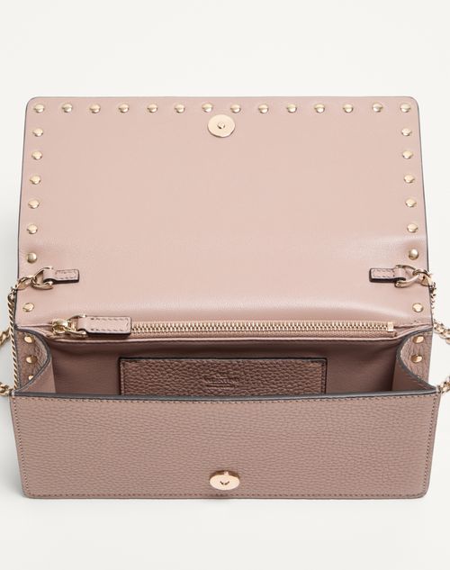 Valentino Garavani - Portafoglio Con Catena Rockstud In Vitello Granato - Poudre - Donna - Portafogli E Piccola Pelletteria