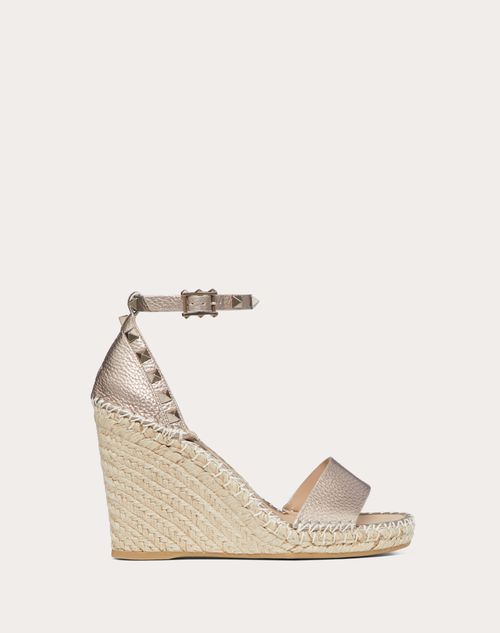 heltinde Udfordring svindler Rockstud Double Metallic Grainy Calfskin Leather Wedge Sandal 105 Mm for  Woman in Skin | Valentino PT