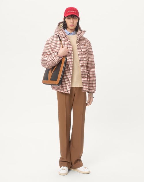 Valentino - Piumino Con Cappuccio In Nylon Con Patch Vlogo - Giallo/nero/rosso - Uomo - Giacche E Piumini