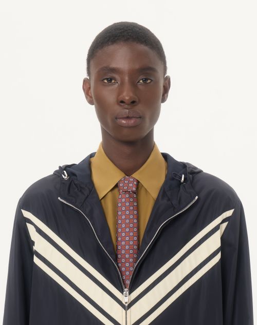 Valentino - Valentino Hooded Windbreaker In Lightweight Nylon With Inlaid V - Navy/beige - Man - Outerwear