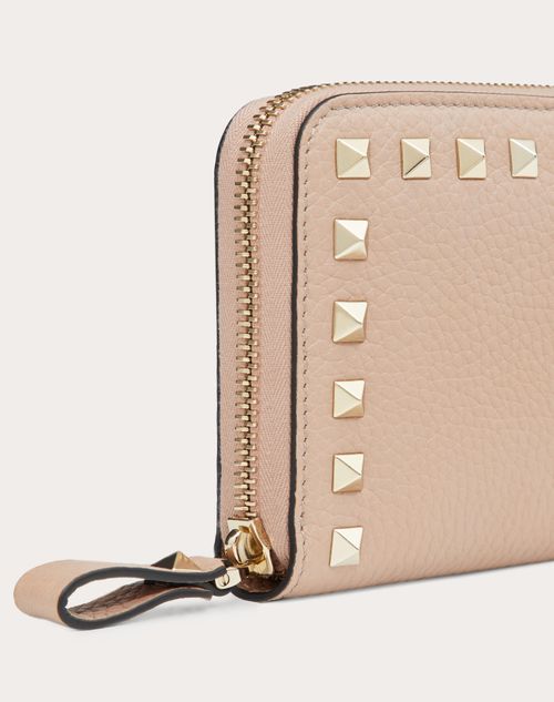 Valentino Garavani - Cartera Con Cremallera Rockstud De Piel De Becerro Granulada - Poudre - Mujer - Carteras Y Pequeña Marroquinería