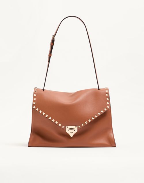 Valentino Garavani - Bolso De Hombro Mediano Valentino Garavani Rockstud Maxxing De Cuero De Becerro Liso - Avellana - Mujer - Bolsos Shopping