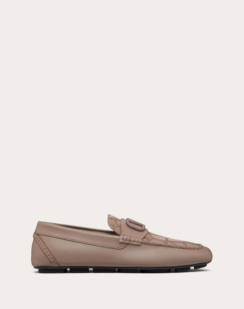 Valentino Garavani - Vlogo Signature Driving Shoe In Calfskin And Toile Iconographe Technical Fabric - Clay - Man - Loafers & Oxford