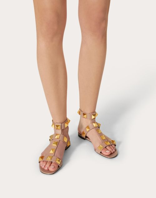 oversættelse moronic Ved Roman Stud Flat Calfskin Sandal for Woman in Light Ivory | Valentino US
