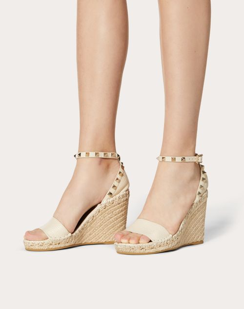 Plakater Udfyld Muldyr Double Rockstud Grainy Calfskin Wedge Sandal 105 Mm for Woman in Poudre |  Valentino US