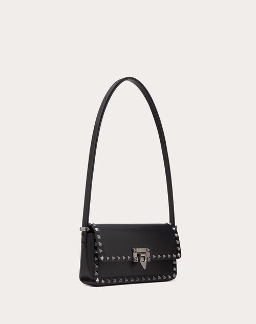 Valentino Garavani - Bolso De Hombro Rockstud23 Más Ancho Que Alto De Cuero De Becerro Liso - Negro - Mujer - Rebajas De Bolsos Y Accesorios Para Mujer