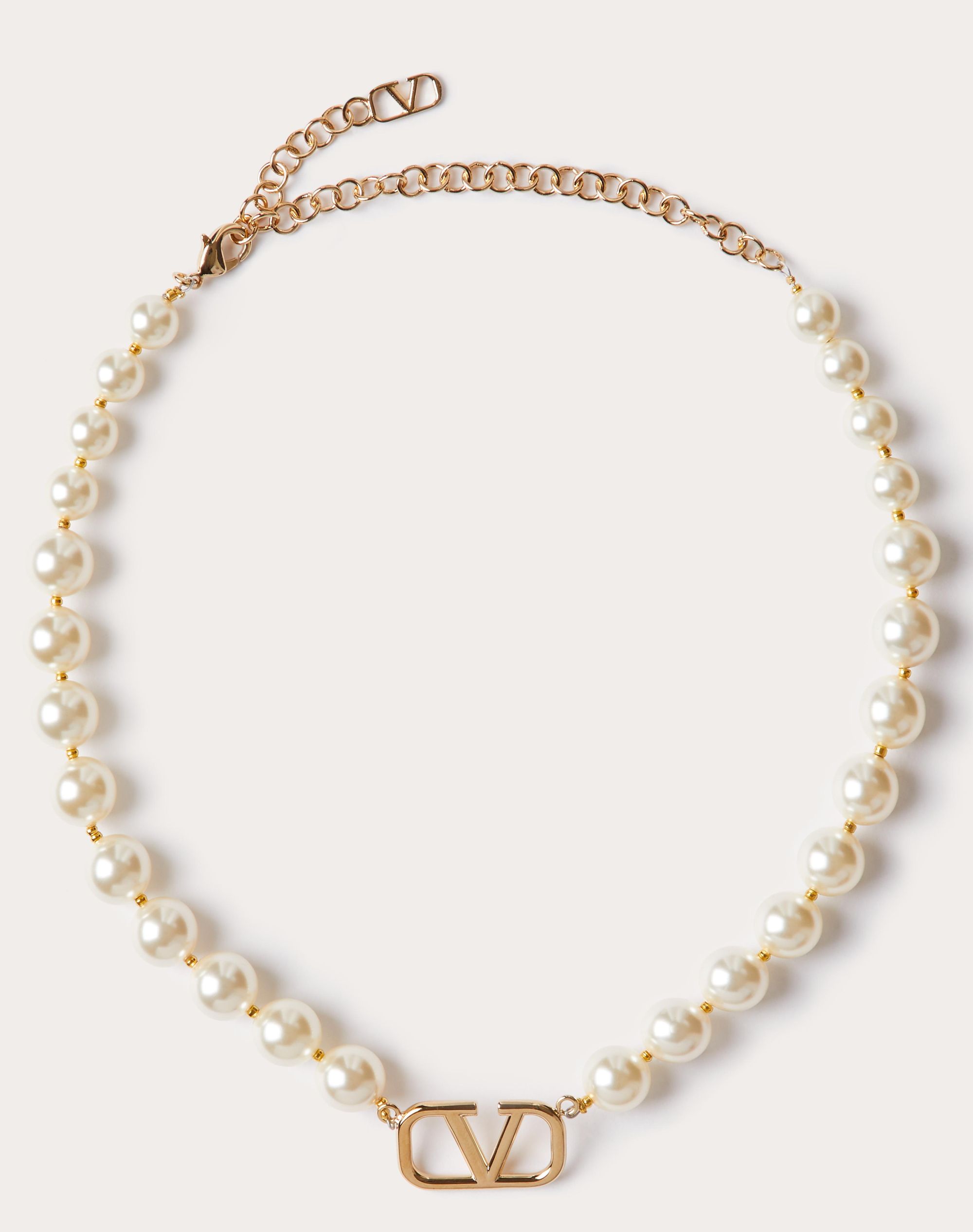 Vロゴ シグネチャー メタル X スワロフスキー®パールビーズ チョーカー  