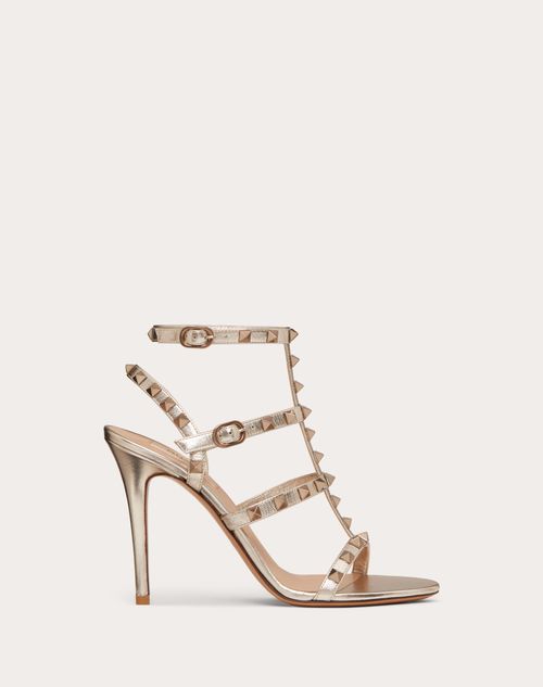 Valentino Garavani - Sandalias Rockstud De Piel De Becerro Metalizada Con Tiras Y Tacón De 100mm - Skin - Mujer - Rockstud Sandals - Shoes